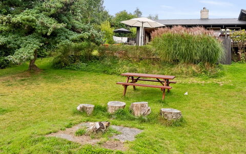 Yardila - 1.4Km from the Sea: Legna, Tetto, Architettura, Casa, Casa, Villetta, Raccordo, Latifoglie, Pendenza, Estate