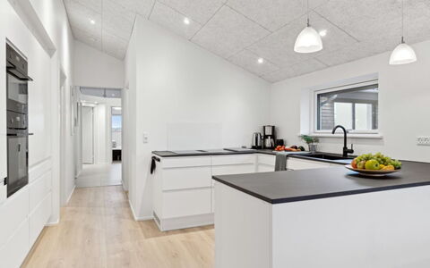 Christian - 600M from the Sea: Pavimentazione, Interior Design, Soffitto, Legna, Pavimento, Cucina, Lampada, Controsoffitto, Pavimento In Legno, Camera