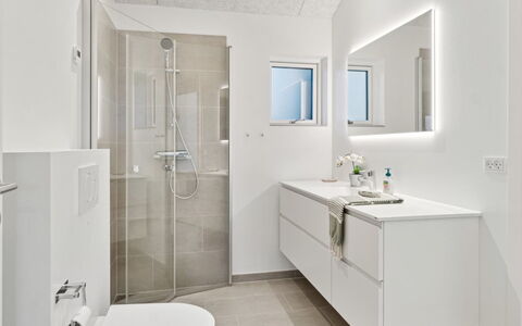Christian - 600M from the Sea: Bagno, Interior Design, Pavimentazione, Idraulico Fixture, Lavandino Del Bagno, Pavimento, Lavello, Mobiletto Del Bagno, Rubinetto, Soffitto