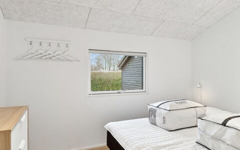 Christian - 600M from the Sea: Legna, Soffitto, Pavimento, Camera, Camera Da Letto, Lampada, Illuminazione Diurna, Bedding, Gesso