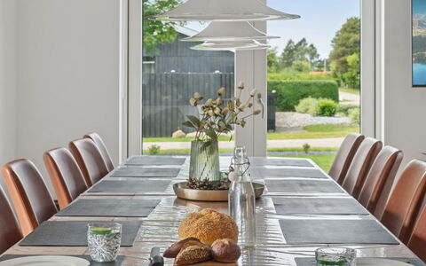 Christian - 600M from the Sea: Mobilia, Interior Design, Tavolo, Legna, Sala Da Pranzo, Sedia, Tavola, Cucina & Sala Da Pranzo Tavolo, Pavimentazione, Lampada