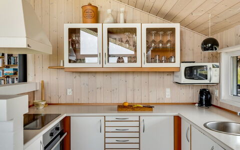 Udder - 250M from the Sea: Cucina, Interior Design, Controsoffitto, Elettrodomestico Da Cucina, Legna, Pavimentazione, Soffitto, Cabinetry, Mobilia, Lampada