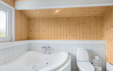 Udder - 250M from the Sea: Pavimentazione, Interior Design, Idraulico Fixture, Pavimento, Legna, Soffitto, Bagno, Rubinetto, Lavello, Idraulico