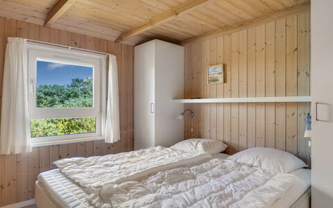 Udder - 250M from the Sea: Legna, Camera Da Letto, Letto, Interior Design, Pavimento, Bedding, Casa, Lenzuolo, Color Legno, Latifoglie