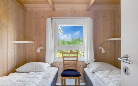 Udder - 250M from the Sea: Legna, Camera Da Letto, Interior Design, Letto, Soffitto, Pavimento, Pavimentazione, Telaio Del Letto, Casa, Bedding