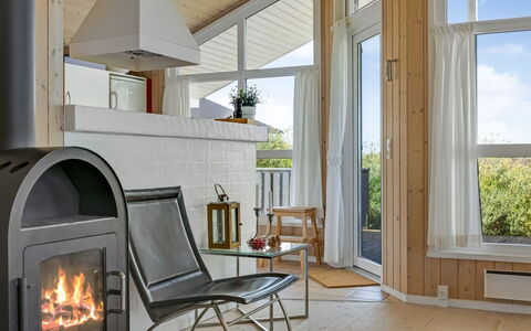 Udder - 250M from the Sea: Pavimentazione, Legna, Interior Design, Mobilia, Soffitto, Pavimento, Pavimento In Legno, Illuminazione, Camera, Soggiorno