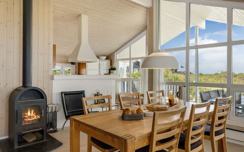 Udder - 250M from the Sea: Legna, Mobilia, Soffitto, Pavimentazione, Interior Design, Pavimento, Sedia, Soggiorno, Camera, Lampada