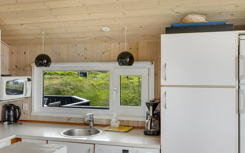 Udder - 250M from the Sea: Cucina, Elettrodomestico Da Cucina, Controsoffitto, Pavimentazione, Legna, Interior Design, Apparecchio Major, Soffitto, Pavimento, Mobilia