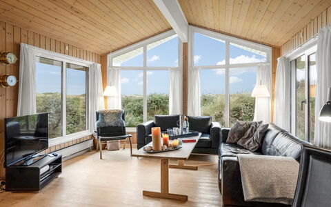 Udder - 250M from the Sea: Legna, Casa, Mobilia, Interior Design, Casa, Soffitto, Villetta, Divano, Soggiorno, Latifoglie