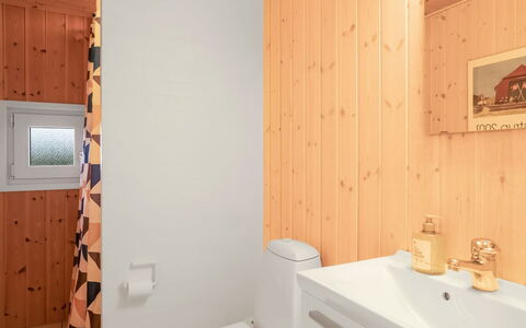 Udder - 250M from the Sea: Parete, Pavimentazione, Legna, Interior Design, Idraulico Fixture, Pavimento, Lavandino Del Bagno, Bagno, Soffitto, Camera