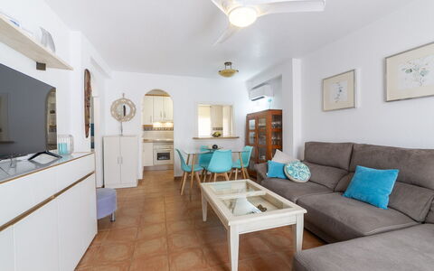 Pueblo Marino: Mobilia, Cornice, Proprietà, Specchio, Tavolo, Divano, Cabinetry, Illuminazione, Interior Design, Pavimento