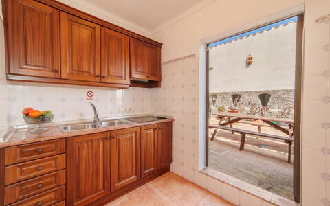 Cas Forner: Cabinetry, Mobilia, Controsoffitto, Costruzione, Legna, Interior Design, Cassetto, Cucina, Pavimentazione, Pavimento