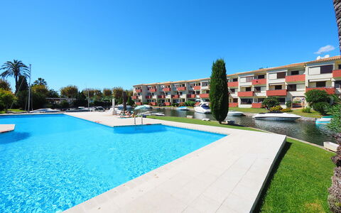 Port Sotavent: Acqua, Cielo, Pianta, Costruzione, Blu, Piscina, Albero, Erba, Condominio, Zona Residenziale
