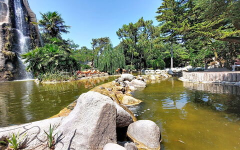 Les Maisons du Lac: Giochi D'Acqua, Attrazione Turistica, Giardino, Tempo Libero, Vacanza, Primavera, Cascata, Stagno, Giardino Botanico