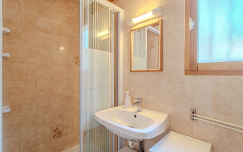 Les Maisons du Lac: Marrone, Specchio, Rubinetto, Idraulico Fixture, Lavello, Proprietà, Lavandino Del Bagno, Bagno, Legna, Interior Design