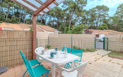 Les Maisons du Lac: Proprietà, Cielo, Tavolo, Pianta, Costruzione, Azzurro, Legna, Interior Design, Mobili Da Esterno, Shade