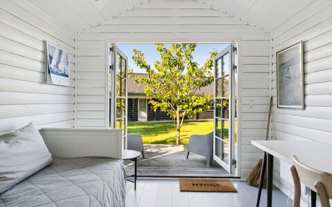 Sighfrith - 1.4Km from the Sea: Mobilia, Interior Design, Appartamento, Pavimentazione, Pavimento, Tavolo, Sedia, Camera, Casa, Cucina & Sala Da Pranzo Tavolo