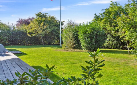 Sighfrith - 1.4Km from the Sea: Cielo, Blu, Verde, Erba, Natura, Arbusto, Giardino, Paesaggio, Estate, Lotto