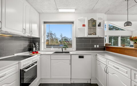 Amine - 300M to the Fjord: Cucina, Elettrodomestico Da Cucina, Apparecchio Major, Controsoffitto, Pavimentazione, Cabinetry, Elettrodomestico, Soffitto, Interior Design, Pavimento