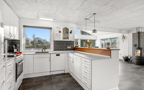 Amine - 300M to the Fjord: Cucina, Soffitto, Pavimentazione, Controsoffitto, Apparecchio Major, Elettrodomestico Da Cucina, Elettrodomestico, Piastrella, Cabinetry, Lampada