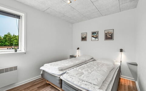 Amine - 300M to the Fjord: Soffitto, Pavimentazione, Camera Da Letto, Pavimento, Interior Design, Camera, Bedding, Lenzuolo, Letto, Lampada