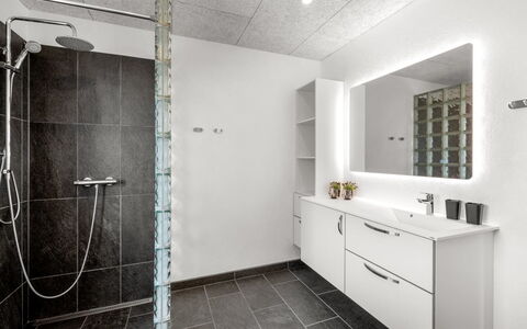 Amine - 300M to the Fjord: Parete, Pavimentazione, Pavimento, Interior Design, Soffitto, Idraulico Fixture, Idraulico, Piastrella, Bagno, Lampada