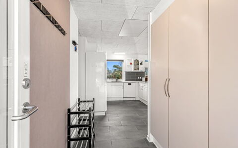 Amine - 300M to the Fjord: Pavimentazione, Parete, Interior Design, Pavimento, Soffitto, Legna, Cucina, Apparecchio Major, Controsoffitto, Illuminazione