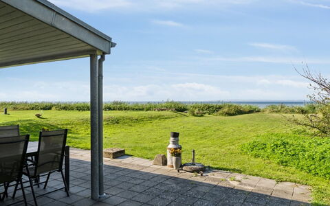 Nilson - 50M from the Sea: Erba, Legna, Area Rurale, Arbusto, Villetta, Tetto, Plain, Lotto, Casa, Groundcover