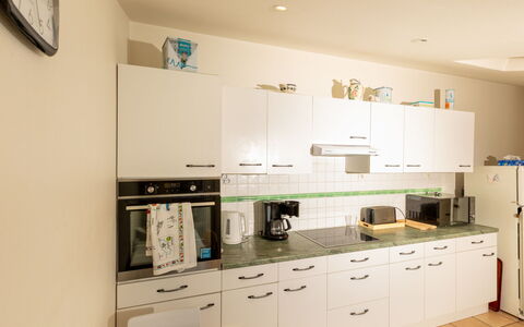 La Solaine: Cabinetry, Controsoffitto, Costruzione, Cassetto, Lavello, Rubinetto, Elettrodomestico Da Cucina, Cucina, Illuminazione, Cassettiera