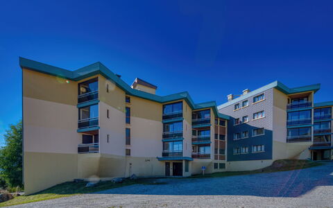 La Lauze: Cielo, Costruzione, Giorno, Proprietà, Finestra, Blu, Azzurro, Architettura, Pianta, Urban Design