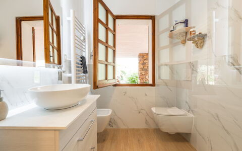 Atzeni: Specchio, Vasca Da Bagno, Idraulico Fixture, Proprietà, Rubinetto, Lavello, Bagno, Mobiletto Del Bagno, Interior Design, Legna