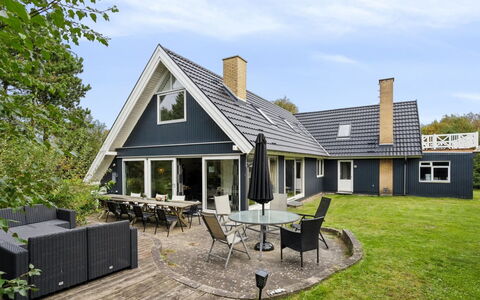 Eugenie - 100M from the Sea: Tetto, Casa, Porta, Villetta, Shade, Raccordo, Cortile, Estate, Backyard