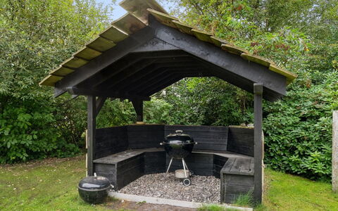 Eugenie - 100M from the Sea: Tetto, Casa, Porta, Villetta, Shade, Raccordo, Cortile, Estate, Backyard