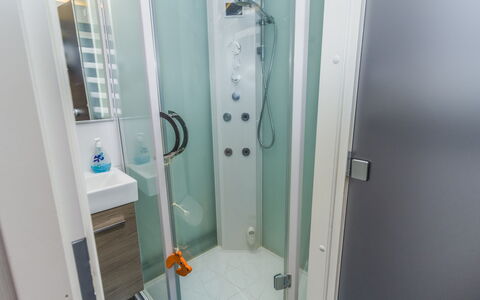 Vuosselin Helmi B21: Idraulico Fixture, Bagno, Pavimentazione, Interior Design, Pavimento, Idraulico, Doccia, Rubinetto, Lavello, Lavandino Del Bagno