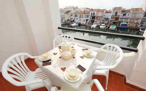 Empuriabrava 218: Tavolo, Tavola, Mobilia, Cibo, Proprietà, Sedia, Finestra, Dishware, Costruzione, Interior Design