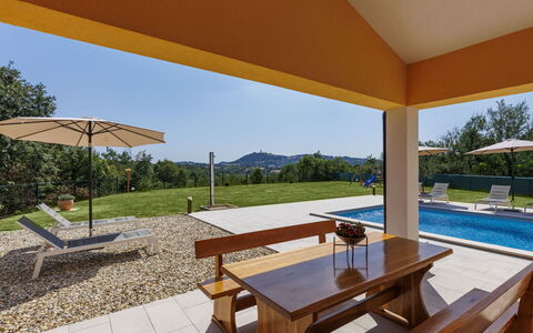 Villa Ana Lucija: Pianta, Proprietà, Costruzione, Tavolo, Cielo, Shade, Albero, Mobili Da Esterno, Finestra, Architettura