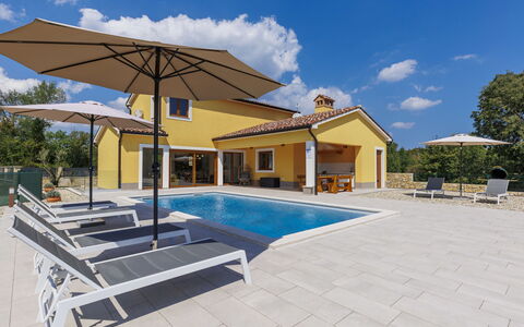 Villa Ana Lucija: Cielo, Nube, Costruzione, Piscina, Finestra, Casa, Shade, Albero, Mobili Da Esterno, Sedia