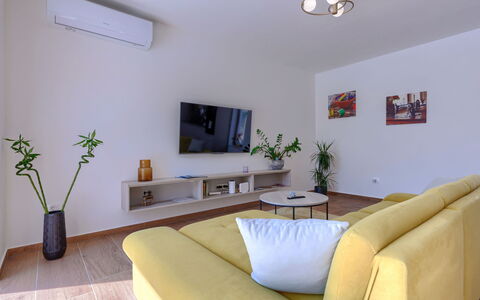 Villa Ana Lucija: Pianta, Proprietà, Mobilia, Divano, Pianta Della Casa, Vaso Di Fiori, Interior Design, Illuminazione, Comfort, Soggiorno
