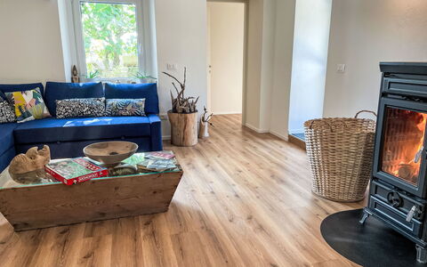 Delle Maschere: Proprietà, Divano, Legna, Comfort, Pavimentazione, Interior Design, Pavimento, Soggiorno, Finestra, Costruzione
