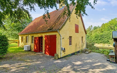 Waldemar - 8Km from the Sea: Legna, Tetto, Architettura, Casa, Casa, Villetta, Raccordo, Latifoglie, Pendenza, Estate
