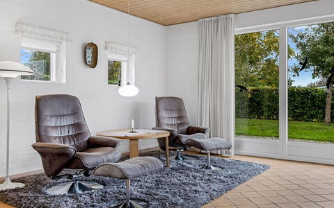 Kalli - 100M from the Sea: Mobilia, Interior Design, Pavimentazione, Pavimento, Legna, Soggiorno, Sedia, Casa, Soffitto, Pavimento In Legno