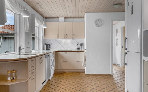 Kalli - 100M from the Sea: Pavimentazione, Pavimento, Interior Design, Legna, Cabinetry, Cucina, Controsoffitto, Soffitto, Elettrodomestico Da Cucina, Casa