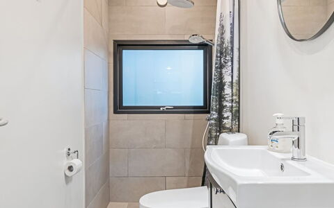 Torhild - 30Km from the Sea: Bagno, Interior Design, Idraulico Fixture, Pavimentazione, Pavimento, Gabinetto, Idraulico, Specchio, Casa, Rubinetto