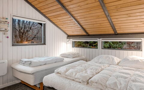 Torhild - 30Km from the Sea: Legna, Camera Da Letto, Casa, Letto, Bedding, Villetta, Congelamento, Latifoglie, Lenzuolo, Soffitto