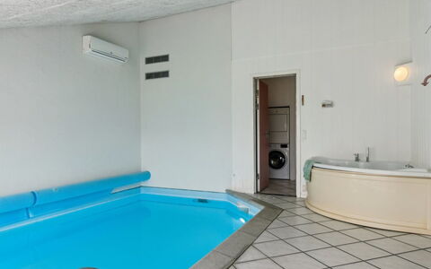 Joella - 75M from the Sea: Tetto, Casa, Casa, Villetta, Raccordo, Estate, Driveway, Edifici Giardino, Cortile, Capannone
