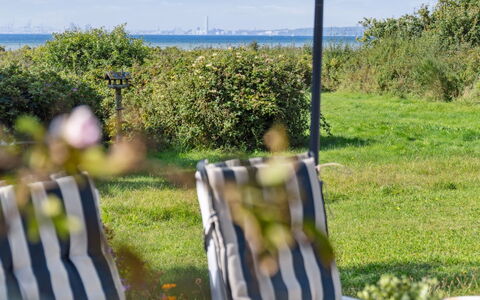 Joella - 75M from the Sea: Tetto, Casa, Casa, Villetta, Raccordo, Estate, Driveway, Edifici Giardino, Cortile, Capannone