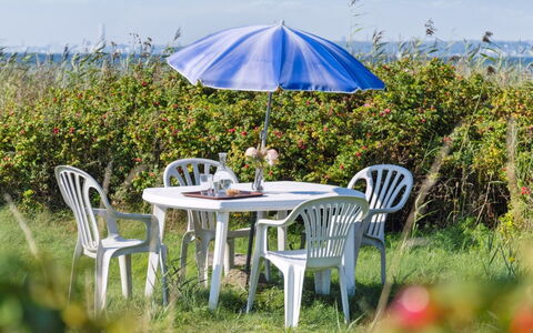 Joella - 75M from the Sea: Tetto, Casa, Casa, Villetta, Raccordo, Estate, Driveway, Edifici Giardino, Cortile, Capannone