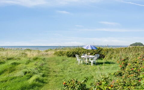 Joella - 75M from the Sea: Tetto, Casa, Casa, Villetta, Raccordo, Estate, Driveway, Edifici Giardino, Cortile, Capannone