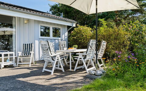 Joella - 75M from the Sea: Tetto, Casa, Casa, Villetta, Raccordo, Estate, Driveway, Edifici Giardino, Cortile, Capannone