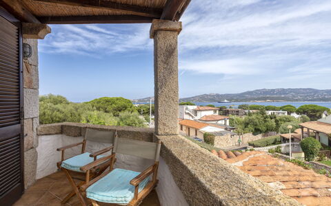 Smeralda: Cielo, Nube, Costruzione, Legna, Acqua, Shade, Albero, Villetta, Portico, Zona Residenziale